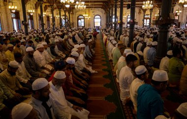 Mumbai India April 21 2023 Muslim devotees offer Alvida namaz on the last Friday in the holy month of Ramadan at Juma Masjid in Mumbai India on Friday April 21 2023 Photo by Anshuman Poyrekar Hindustan Times clipart