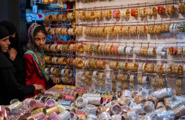 MUMBAI INDIA NİSAN 20 Nisan 2023 Müslüman kadın, 20 Nisan 2023 'te Hindistan' da Modh Ali Yolu 'nda yapılacak olan Müslüman bayram alışverişi kapsamında bir tezgahtan renkli bilezikler seçip takıyorlar.