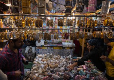 MUMBAI INDIA NİSAN 20 Nisan 2023 Müslüman kadın, 20 Nisan 2023 'te Hindistan' da Modh Ali Yolu 'nda yapılacak olan Müslüman bayram alışverişi kapsamında bir tezgahtan renkli bilezikler seçip takıyorlar.