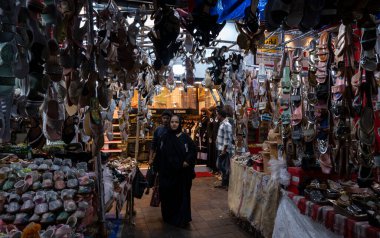 MUMBAI INDIA 20 Nisan 2023 Müslüman kadın, 20 Nisan 2023 'te Mumbai Hindistan' da yapılacak olan Modh Ali Yolu 'ndaki Kurban Bayramı için bir ayakkabı dükkanının önünden geçerken alışverişini sürdürüyor.