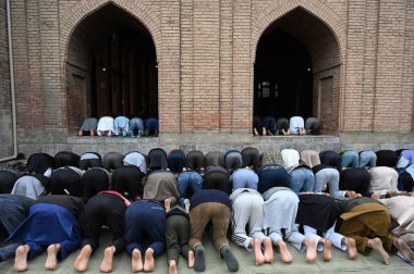 SRINAGAR INDIA Nisan 21 2023 Müslüman, geçen Cuma Srinagar Hindistan 'da 21 Nisan 2023' te Jamia Mescidi 'nde kutsal Ramazan ayının duasını sundu. 