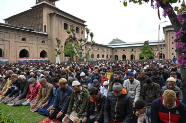SRINAGAR INDIA Nisan 21 2023 Müslüman, geçen Cuma Srinagar Hindistan 'da 21 Nisan 2023' te Jamia Mescidi 'nde kutsal Ramazan ayının duasını sundu.