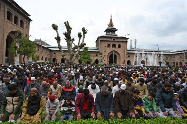 SRINAGAR INDIA Nisan 21 2023 Müslüman, geçen Cuma Srinagar Hindistan 'da 21 Nisan 2023' te Jamia Mescidi 'nde kutsal Ramazan ayının duasını sundu. 