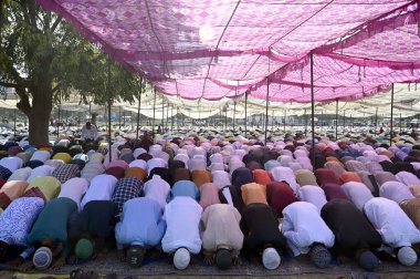 GURUGRAM INDIA Nisan 22 2023 Müslüman cemaatinden Namaz 'a, İslam' ın kutsal ayı Ramazan 'ın sonu münasebetiyle dünyanın dört bir yanındaki Müslümanlar tarafından kutlanan Kurban Bayramı dolayısıyla teklif veriyor.