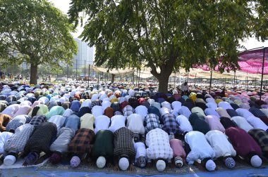 GURUGRAM INDIA Nisan 22 2023 Müslüman cemaatinden Namaz 'a, İslam' ın kutsal ayı Ramazan 'ın sonu münasebetiyle dünyanın dört bir yanındaki Müslümanlar tarafından kutlanan Kurban Bayramı dolayısıyla teklif veriyor. 