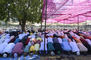 GURUGRAM INDIA Nisan 22 2023 Müslüman cemaatinden Namaz 'a, İslam' ın kutsal ayı Ramazan 'ın sonu münasebetiyle dünyanın dört bir yanındaki Müslümanlar tarafından kutlanan Kurban Bayramı dolayısıyla teklif veriyor.