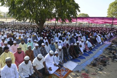 GURUGRAM INDIA Nisan 22 2023 Müslüman cemaatinden Namaz 'a, İslam' ın kutsal ayı Ramazan 'ın sonu münasebetiyle dünyanın dört bir yanındaki Müslümanlar tarafından kutlanan Kurban Bayramı dolayısıyla teklif veriyor. 