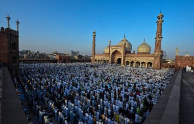 NEW DELHI, INDIA: 22 Nisan 2023 - Müslüman fanatikler, Ramazan ayının sona erdiği eski mahalledeki Jama Mescidi Camii 'nde Kurban Bayramı' nı başlatmak için özel bir sabah namazı kıldılar. 