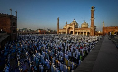 NEW DELHI, INDIA: 22 Nisan 2023 - Müslüman fanatikler, Ramazan ayının sona erdiği eski mahalledeki Jama Mescidi Camii 'nde Kurban Bayramı' nı başlatmak için özel bir sabah namazı kıldılar. 