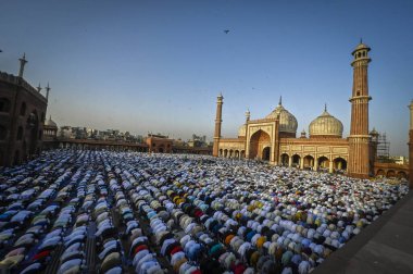 NEW DELHI, INDIA: 22 Nisan 2023 - Müslüman fanatikler, Ramazan ayının sona erdiği eski mahalledeki Jama Mescidi Camii 'nde Kurban Bayramı' nı başlatmak için özel bir sabah namazı kıldılar. 