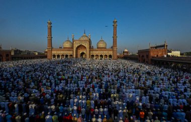 NEW DELHI, INDIA: 22 Nisan 2023 - Müslüman fanatikler, Ramazan ayının sona erdiği eski mahalledeki Jama Mescidi Camii 'nde Kurban Bayramı' nı başlatmak için özel bir sabah namazı kıldılar. 