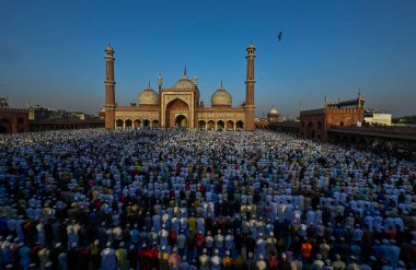 NEW DELHI, INDIA: 22 Nisan 2023 - Müslüman fanatikler, Ramazan ayının sona erdiği eski mahalledeki Jama Mescidi Camii 'nde Kurban Bayramı' nı başlatmak için özel bir sabah namazı kıldılar. 