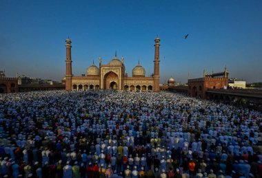 NEW DELHI, INDIA: 22 Nisan 2023 - Müslüman fanatikler, Ramazan ayının sona erdiği eski mahalledeki Jama Mescidi Camii 'nde Kurban Bayramı' nı başlatmak için özel bir sabah namazı kıldılar. 