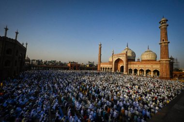NEW DELHI, INDIA: 22 Nisan 2023 - Müslüman fanatikler, Ramazan ayının sona erdiği eski mahalledeki Jama Mescidi Camii 'nde Kurban Bayramı' nı başlatmak için özel bir sabah namazı kıldılar. 