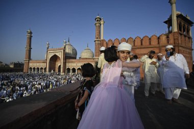 YENİ DELHI INDIA 22 NİSAN 2023 Müslümanlar 22 Nisan 2023 tarihinde Yeni Delhi 'deki Jama Mescid' de Ul Fitr duası ettikten sonra dünyanın dört bir yanındaki Müslümanlar bayram ruhuna bürünüyorlar. 