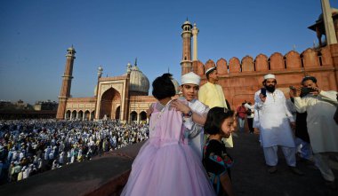 YENİ DELHI INDIA 22 NİSAN 2023 Müslümanlar 22 Nisan 2023 tarihinde Yeni Delhi 'deki Jama Mescid' de Ul Fitr duası ettikten sonra dünyanın dört bir yanındaki Müslümanlar bayram ruhuna bürünüyorlar. 
