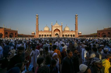 YENİ DELHI INDIA 22 NİSAN 2023 Müslümanlar 22 Nisan 2023 tarihinde Yeni Delhi 'deki Jama Mescid' de Ul Fitr duası ettikten sonra dünyanın dört bir yanındaki Müslümanlar bayram ruhuna bürünüyorlar. 