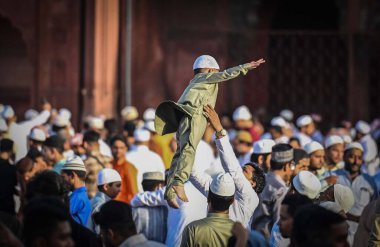 YENİ DELHI INDIA 22 Nisan 2023 Bir insan, 22 Nisan 2023 'te Yeni Delhi' deki Yeni Hindistan Müslümanları 'nın kutsal Ramazan ayı sonunda kızıyla oynar.