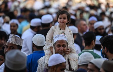 YENİ DELHI INDIA 22 Nisan 2023 Müslümanlar, 22 Nisan 2023 'te Jama Mescid camiinin kutsal Ramazan ayının sona ermesi münasebetiyle Kurban Bayramı' nı başlatmak için özel bir sabah namazı kıldıktan sonra birbirlerini selamlıyorlar.