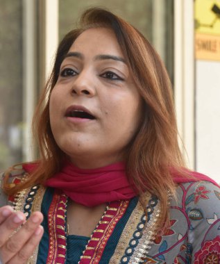 NEW DELHI, INDIA: 22 Nisan 2023 - MCD Belediye Başkanı Dr. Shelly Oberoi, 22 Nisan 2023 tarihinde Yeni Delhi 'de AAP Rouse Avenue' da düzenlediği basın toplantısında, Shelly Oberoi, çeşitli kategoriler için çarpıcı faktörlerin azaltıldığını söyledi..