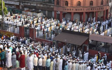 NEW DELHI, INDIA: 22 Nisan 2023 - Müslümanlar, 22 Nisan 2023 'te Yeni Delhi' de Eski Delhi 'deki Jama Fitr' deki Kurban Bayramı için Jama Mescidi 'nde dua ediyorlar.. 