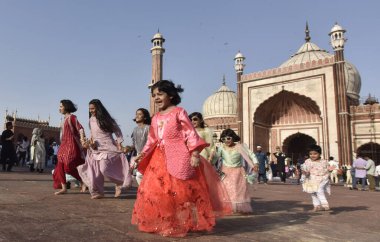 NEW DELHI INDIA: 22 Nisan 2023 - Eski Delhi 'de 22 Nisan 2023' te Jama Mescidi 'nde Kurban namazından sonra eğlenen çocuklar dünyanın dört bir yanındaki Yeni Delhi' deki Müslümanlar bayram ruhuna bürünüyor. 