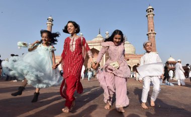 NEW DELHI INDIA: 22 Nisan 2023 - Eski Delhi 'de 22 Nisan 2023' te Jama Mescidi 'nde Kurban namazından sonra eğlenen çocuklar dünyanın dört bir yanındaki Yeni Delhi' deki Müslümanlar bayram ruhuna bürünüyor. 