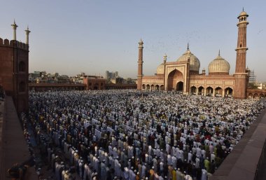 NEW DELHI, INDIA: 22 Nisan 2023 - Müslümanlar, 22 Nisan 2023 'te Yeni Delhi' de Eski Delhi 'deki Jama Fitr' deki Kurban Bayramı için Jama Mescidi 'nde dua ediyorlar.. 