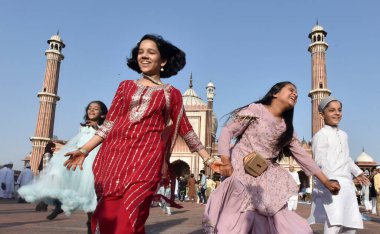 NEW DELHI INDIA: 22 Nisan 2023 - Eski Delhi 'de 22 Nisan 2023' te Jama Mescidi 'nde Kurban namazından sonra eğlenen çocuklar dünyanın dört bir yanındaki Yeni Delhi' deki Müslümanlar bayram ruhuna bürünüyor. 