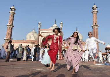 NEW DELHI INDIA: 22 Nisan 2023 - Eski Delhi 'de 22 Nisan 2023' te Jama Mescidi 'nde Kurban namazından sonra eğlenen çocuklar dünyanın dört bir yanındaki Yeni Delhi' deki Müslümanlar bayram ruhuna bürünüyor. 
