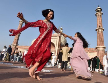 NEW DELHI INDIA: 22 Nisan 2023 - Eski Delhi 'de 22 Nisan 2023' te Jama Mescidi 'nde Kurban namazından sonra eğlenen çocuklar dünyanın dört bir yanındaki Yeni Delhi' deki Müslümanlar bayram ruhuna bürünüyor. 