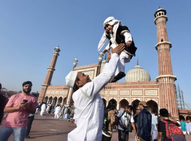 YENİ DELHI INDIA 22 NİSAN 2023 Müslüman, 22 Nisan 2023 'te Eski Delhi' deki Kurban Bayramı vesilesiyle Jama Mescidi 'nde namaz kıldıktan sonra dünyanın dört bir yanındaki Müslümanlar bayram ruhuna bürünüyor.