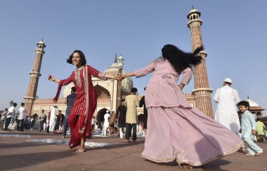 NEW DELHI INDIA: 22 Nisan 2023 - Eski Delhi 'de 22 Nisan 2023' te Jama Mescidi 'nde Kurban namazından sonra eğlenen çocuklar dünyanın dört bir yanındaki Yeni Delhi' deki Müslümanlar bayram ruhuna bürünüyor. 