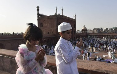 YENİ DELHI INDIA 22 NİSAN 2023 Müslüman, 22 Nisan 2023 'te Eski Delhi' deki Kurban Bayramı vesilesiyle Jama Mescidi 'nde namaz kıldıktan sonra dünyanın dört bir yanındaki Müslümanlar bayram ruhuna bürünüyor.