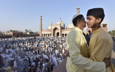 YENİ DELHI INDIA 22 NİSAN 2023 Müslüman, 22 Nisan 2023 'te Eski Delhi' deki Kurban Bayramı vesilesiyle Jama Mescidi 'nde namaz kıldıktan sonra dünyanın dört bir yanındaki Müslümanlar bayram ruhuna bürünüyor.
