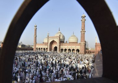 NEW DELHI, INDIA: 22 Nisan 2023 - Müslümanlar, 22 Nisan 2023 'te Yeni Delhi' de Eski Delhi 'deki Jama Fitr' deki Kurban Bayramı için Jama Mescidi 'nde dua ediyorlar.. 