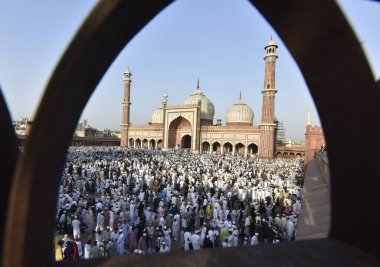 NEW DELHI, INDIA: 22 Nisan 2023 - Müslümanlar, 22 Nisan 2023 'te Yeni Delhi' de Eski Delhi 'deki Jama Fitr' deki Kurban Bayramı için Jama Mescidi 'nde dua ediyorlar.. 