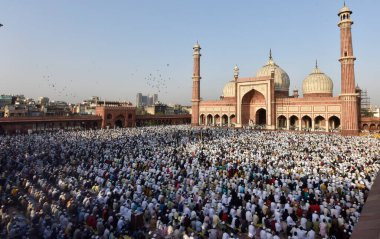 YENİ DELHI INDIA 22 NİSAN 2023 Müslümanlar, 22 Nisan 2023 tarihinde Eski Delhi 'deki Jama Mescidi' nde Ramazan 'ın kutsal ayı sona ererken, Yeni Delhi' deki Müslümanlar bayram ruhuna bürünüyorlar.