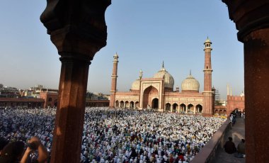 YENİ DELHI INDIA 22 NİSAN 2023 Müslümanlar, 22 Nisan 2023 tarihinde Eski Delhi 'deki Jama Mescidi' nde Ramazan 'ın kutsal ayı sona ererken, Yeni Delhi' deki Müslümanlar bayram ruhuna bürünüyorlar.