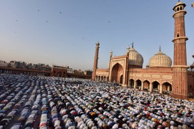 YENİ DELHI INDIA 22 NİSAN 2023 Müslümanlar, 22 Nisan 2023 tarihinde Eski Delhi 'deki Jama Mescidi' nde Ramazan 'ın kutsal ayı sona ererken, Yeni Delhi' deki Müslümanlar bayram ruhuna bürünüyorlar.