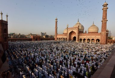YENİ DELHI INDIA 22 NİSAN 2023 Müslümanlar, 22 Nisan 2023 tarihinde Eski Delhi 'deki Jama Mescidi' nde Ramazan 'ın kutsal ayı sona ererken, Yeni Delhi' deki Müslümanlar bayram ruhuna bürünüyorlar.