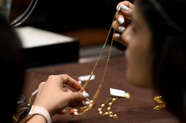 NoIDA INDIA 22 Nisan 2023 Akshaya Tritiya vesilesiyle Manohar Lal Mücevher Sektörü 18 Nisan 2023 tarihinde Noida Hindistan 'da Akti veya Akha Teej olarak da bilinen Hindu ve Jain bahar festivallerinde altın alışverişi yapmaktadır.