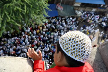 22 Nisan 2023 'te Noida Hindistan' da Noida Hindistan Müslümanları, Ramazan 'ın kutsal ayı sona ererken, 22 Nisan 2023' te Noida Hindistan 'da 8. Bölge' de Ul Fitr bayramında namaz kılmaya başladılar.