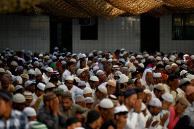 22 Nisan 2023 'te Noida Hindistan' da Noida Hindistan Müslümanları, Ramazan 'ın kutsal ayı sona ererken, 22 Nisan 2023' te Noida Hindistan 'da 8. Bölge' de Ul Fitr bayramında namaz kılmaya başladılar.