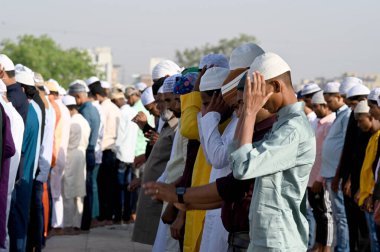 22 Nisan 2023 'te Noida Hindistan' da Noida Hindistan Müslümanları, Ramazan 'ın kutsal ayı sona ererken, 22 Nisan 2023' te Noida Hindistan 'da 8. Bölge' de Ul Fitr bayramında namaz kılmaya başladılar.