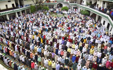 22 Nisan 2023 'te Khairuddin Camii' ndeki Kurban Bayramı için dua eden 22 Nisan 2023 'te Hindistan' ın Amritsar şehrindeki Müslümanlar, Ramazan ayının kutsal ayı olarak bayram ruhuna giriyorlar.