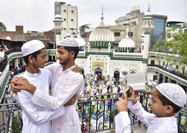 AMRITSAR INDIA 22 Nisan 2023 Müslüman hayranları, 22 Nisan 2023 'te Khairuddin Camii' nde düzenlenen Kurban Bayramı namazından sonra birbirlerini selamlıyorlar.