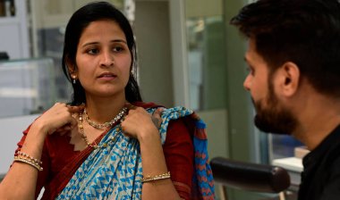 Hyderbad 'dan 22 Nisan 2023' te MUMBAI INDIA Shilpa Jain, eşi Rajesh Jain 'e, 22 Nisan 2023' te Kalbhadevi 'deki Umedmal Trilokchand Zaveri Mücevherleri' nden Akshay Tritiya vesilesiyle altın mücevher alırken kolye gösteriyor. 