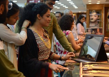 MUMBAI INDIA 22 Nisan 2023 Akshaya Tritiya Mücevher Dükkanı vesilesiyle 22 Nisan 2023 tarihinde Mumbai 'de Hindistan' da Akti veya Akha Teej olarak da bilinen Hindu ve Jain bahar festivali için altın eşyalar satın alan insanlardır.