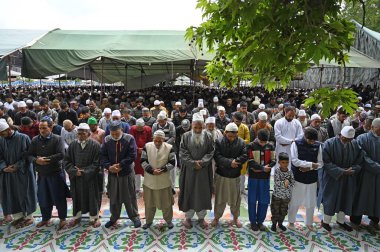 SRINAGAR INDIA APRIL 22 2023 Muslim devotees offer prayers on the occasion of Eid al Fitr at Hazratbal shrine on April 22 2023 in Srinagar India Muslims around the world are getting into the festive Eid spirit as the holy month of Ramadan concludes T clipart